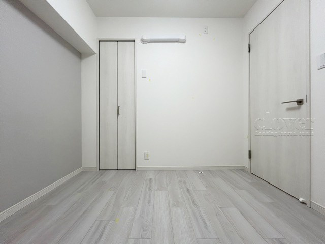 【洋室】 | 新宿ニューハウジング | 収納スペースを備えた洋室。現地をご覧になった際には、部屋の大きさのほか、収納部分のサイズなどもご確認ください。～即日のご見学可能～　お問合せはお気軽にどうぞ。
