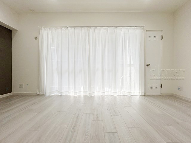 【居間・リビング】 | 新宿ニューハウジング | ゆったりと過ごせるよう機能的にデザインされたLD（リビング・ダイニング）の様子。その明るさや奥行きを感じてください。～即日のご見学可能～　お問合せはお気軽にどうぞ。