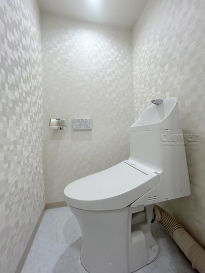 【トイレ】 | 新宿ニューハウジング | 温水洗浄便座付き　トイレはもともと個人の領域である自宅の中でも、最もプライベートな空間です。だからこそ、ほしい「落ち着き」がここにあります。～即日のご見学可能～　お問合せはお気軽にどうぞ。