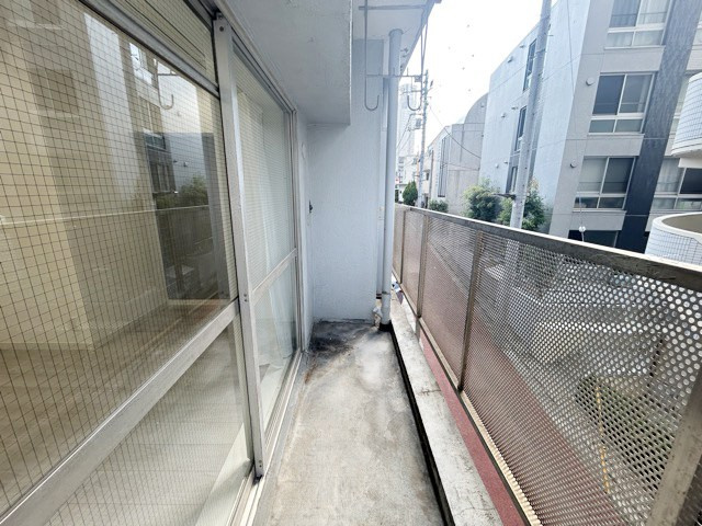【バルコニー】 | 新宿ニューハウジング | バルコニーの様子。ここからの眺めが、日々のストレスを発散してくれることでしょう。ちなみにバルコニーは専有部分ではなく「共用部分」の扱いです。～即日のご見学可能～　お問合せはお気軽にどうぞ。