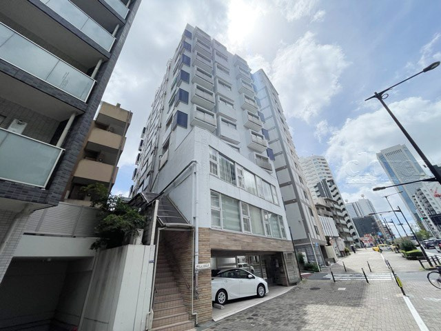 【現況写真】 | 新宿ニューハウジング | 前面道路と外観の様子です。～即日のご見学可能～　お問合せはお気軽にどうぞ。