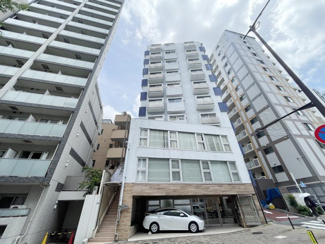 【現況写真】 | 新宿ニューハウジング | 前面道路と外観の様子です。～即日のご見学可能～　お問合せはお気軽にどうぞ。