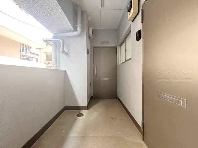 【その他共用部分】 | 新宿ニューハウジング | 玄関ドアを背に、廊下と室内を望みます。ナチュラル系の色合いを重視した内装のイメージをご確認ください。お部屋の第一印象やイメージを決定づける空間です。～即日のご見学可能～　お問合せはお気軽にどうぞ。