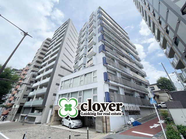 【外観】 | 新宿ニューハウジング | 手入れの行き届いた外壁やエントランスなど、「見ればわかる」レベルで清潔感を保ったマンションです。築年数を感じさせない姿で皆様をお出迎えします。～即日のご見学可能～　お問合せはお気軽にどうぞ。
