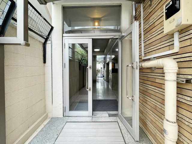 【エントランス】 | 新宿ニューハウジング | お客様を、そして住人を出迎えてくれるマンションのエントランス。ゴミが落ちていないことからも、管理状態の良さや住民の節度の高さが見て取れます。～即日のご見学可能～　お問合せはお気軽にどうぞ。