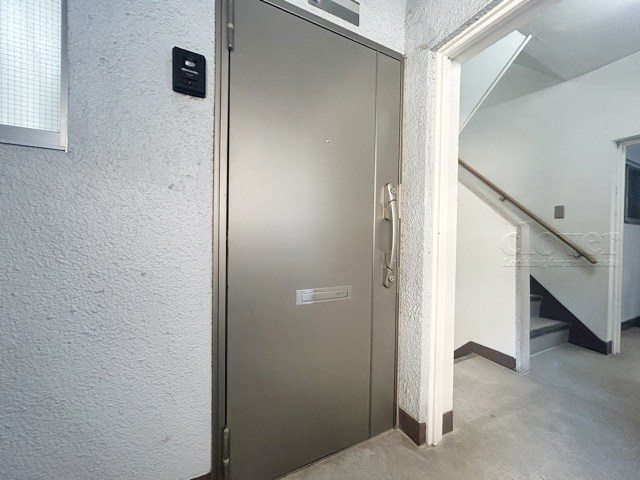 【その他共用部分】 | 新宿ニューハウジング | 皆様をお迎えする、お部屋の玄関ドア。開けやすさや開放角度、ドアノブの操作しやすさや鍵の形状などを、現地で一度ご確認ください。～即日のご見学可能～　お問合せはお気軽にどうぞ。