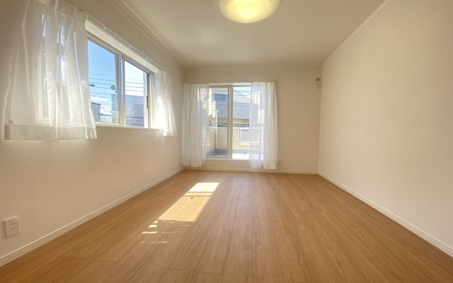 中古戸建　西区境之谷の洋室|ルーフバルコニーに面した6.8帖のメインベッドルーム♪たっぷりの陽射しを確保する2面採光の明るい室内は気持ちの良い朝日を受けて、目覚めの良い健康的な朝を迎えられそうです。