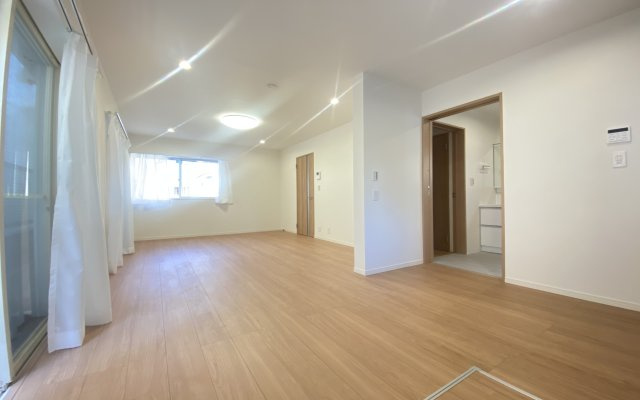 中古戸建　西区境之谷の居間・リビング|たっぷりの陽射しを確保する２面採光の心地良いリビングです。
ご家族と穏やかに過ごす、心地の良い時間が流れます。