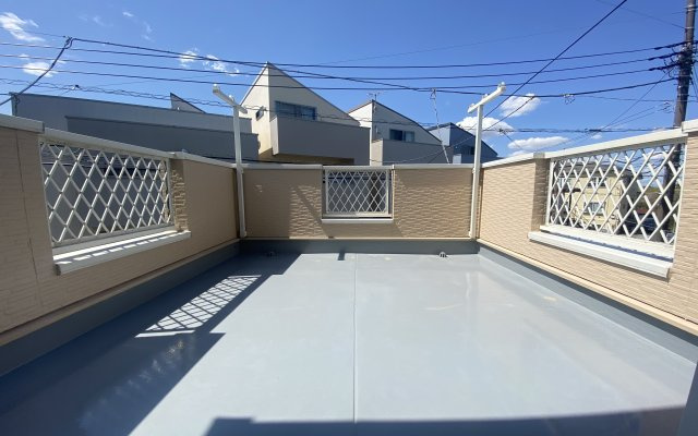 中古戸建　西区境之谷のバルコニー|開放的な大型ルーフバルコニーは見晴らしもよく、太陽の温かな温もりをめいっぱい受け止めてくれます。