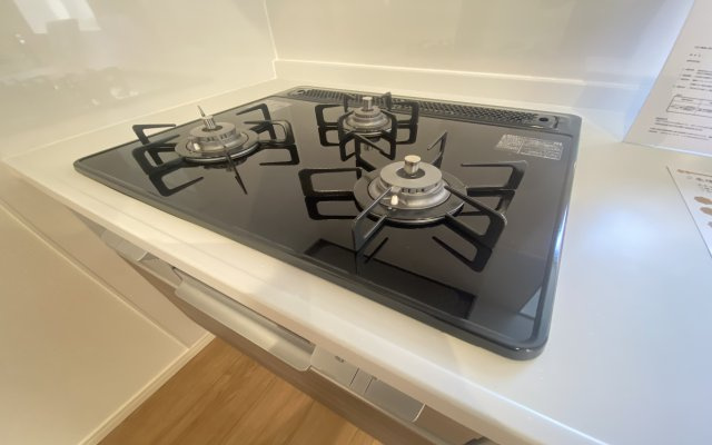 中古戸建　西区境之谷のキッチン|3口コンロで日々のお料理の幅も増えそうです♪