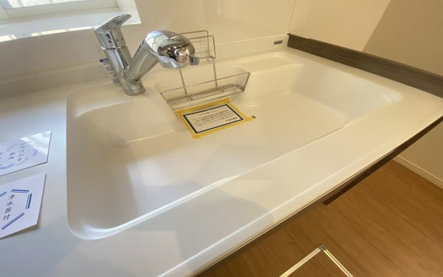 中古戸建　西区境之谷のキッチン|ワークトップと同じ材質なので一体感があるデザインとお手入れにしやすさが魅力的なキッチンシンクです♪