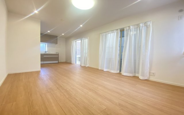 中古戸建　西区境之谷の居間・リビング|ここにはみんなが集い、食事と楽しい会話が始まる。話に夢中になりすぎて、ついつい時を忘れてしまう。そんな束の間の幸せを感じさせてくれる場所。