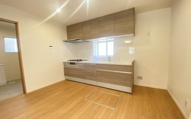 中古戸建　西区境之谷のキッチン|ご夫婦や親子での料理をする時間が楽しくなる使い勝手の良い、広いワークトップ。食洗機付きだから後片付けもラクラク♪