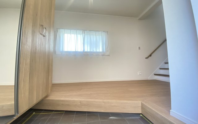 中古戸建　西区境之谷の玄関|正面に窓が有る明るい玄関が家路からの「ただいま」の安心感を実感させてくれそうですね。