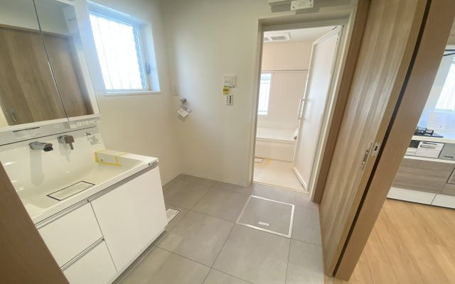 中古戸建　西区境之谷の独立洗面台|家事導線の良いキッチンと廊下の２方向に扉が有る洗面室です♪