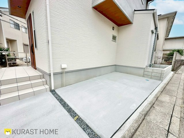 京都市伏見区久我本町　新築戸建の駐車場