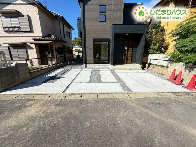 熊谷市柿沼　新築一戸建て　グラファーレ　01の駐車場|並列駐車3台可能！
お友達が来ても安心ですね！