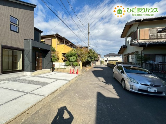 熊谷市柿沼　新築一戸建て　グラファーレ　01の前面道路含む現地写真|前面道路約6ｍ！
車の出入りもラクラク♪