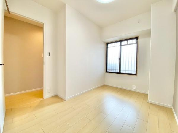 【洋室】 | ディオフェルティ白鷺 | 木目のフローリングが暖かみのある室内に。明るい寝室で心地のいい朝を迎えられそう。