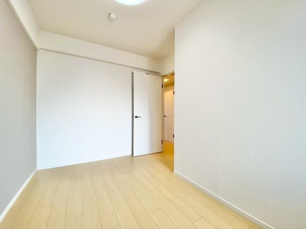 【洋室】 | ディオフェルティ白鷺 | 充分な広さと収納機能を備えた部屋はお子様の自発性と成長を促します。お子様の成長を支える、勉強や好きなことに没頭する学びの空間にどうぞ。