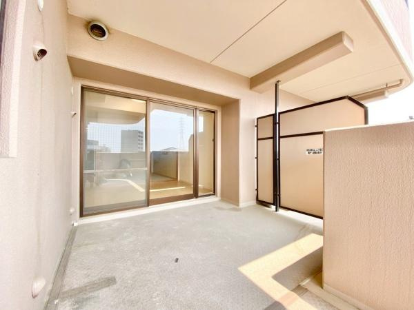 【バルコニー】 | ディオフェルティ白鷺 | 開放的なバルコニーは見晴らしもよく、太陽の温かな温もりをめいっぱい受け止めてくれます。太陽の光と爽やかな風を受けたお洗濯物はあっという間に乾き、取りこむ時には太陽の匂いを感じられそうですね。
