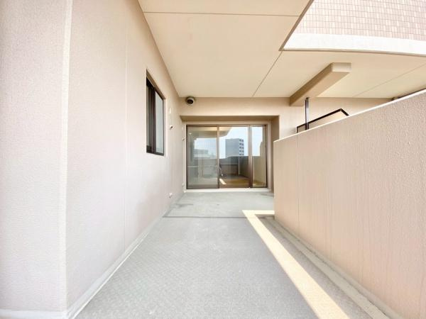 【バルコニー】 | ディオフェルティ白鷺 | 物干しセットを追加すれば、一度にたくさんのお洗濯物が干せるのが魅力！テーブルセットを広げ、夕涼みを楽しみながら一杯呑むのも楽しいかも…