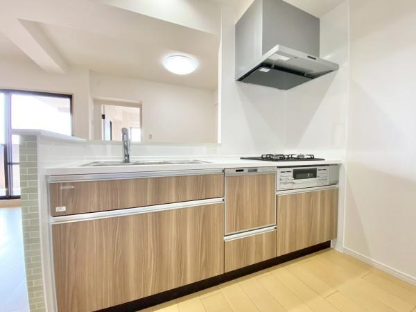 【キッチン】 | ディオフェルティ白鷺 | 食器洗乾燥機付きで家族の食器もピカピカ。後片付けもラクラクこなせて、日々の生活には欠かせない便利設備。環境にもママの手にも優しいのがうれしいですね。