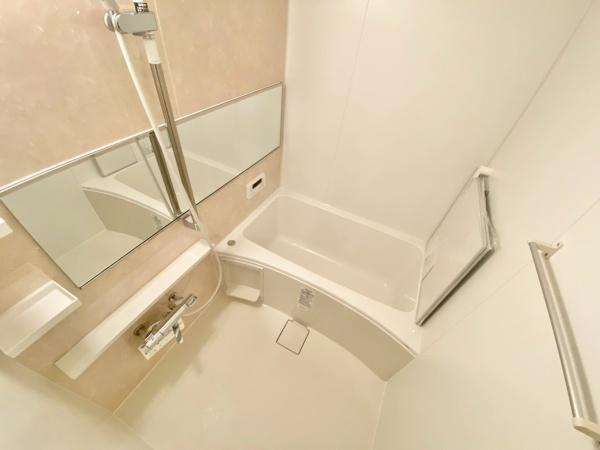 【浴室】 | ディオフェルティ白鷺 | 限られた空間を広く見せるワイドミラーを採用したバスルーム。アクセントパネルで落ち着きのある雰囲気を演出♪毎日の疲れを癒やすバスタイムを。浴室換気乾燥機付きで浴室内干しも可能！