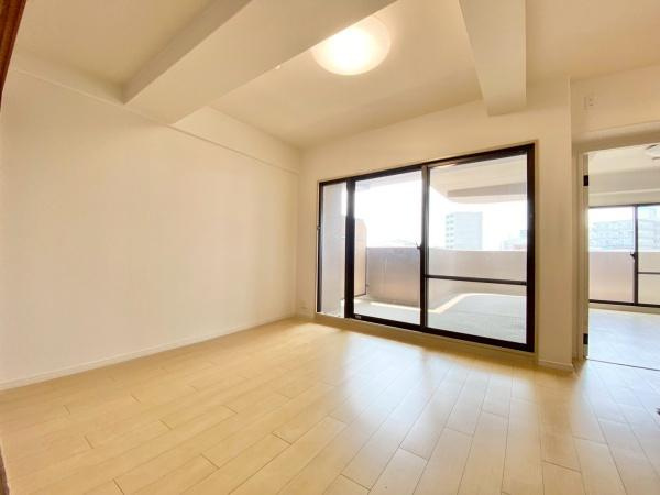 【居間・リビング】 | ディオフェルティ白鷺 | 室内にいても、たっぷりの陽光と爽やかな風を感じて頂ける、開放感あふれるリビングです。
ご家族と穏やかに過ごす、心地の良い時間が流れます。