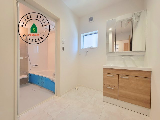 都城市下川東B(1号棟)の内観：施工例|ゆとりの洗面スペースで朝の身支度もスムーズに。暮らしを快適に変えるシャワー付洗面台です！