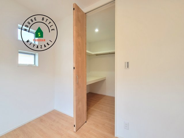 都城市下川東B(1号棟)の内観：施工例|洋服や大きな荷物が多い方や人数の多いご家族などは、一般的なクローゼットよりもウォークインクローゼットのほうが使い勝手が良いです。