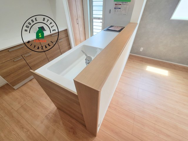 都城市下川東B(1号棟)の内観：施工例|キッチンから立ち込める香りが今日の料理を期待させます。