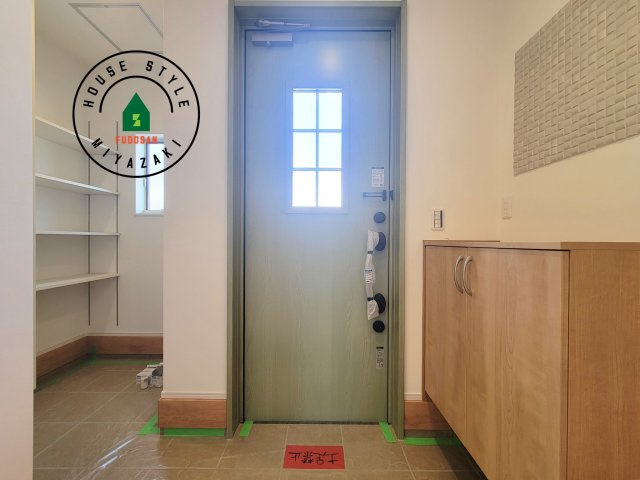 都城市下川東B(1号棟)の内観：施工例|【電子キー】 玄関ドアのカギの開け閉めも、これからは電子錠でスマートに。