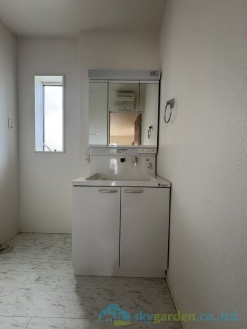 平塚市岡崎　中古戸建の独立洗面台