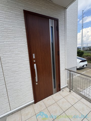 平塚市岡崎　中古戸建の玄関