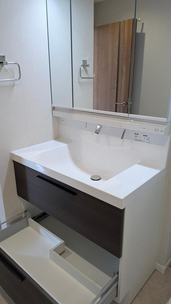 杉並区松庵1丁目　中古戸建の洗面所|現地写真

ご内見希望・資料請求などお気軽にお問い合わせ下さい！
03-5990-5201