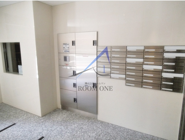 ライジングプレイス西浅草のその他共用部分|集合ポストと宅配ボックスです。