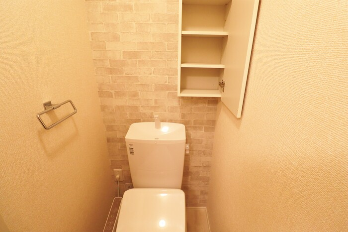 アイウェル湘南台のトイレ|トイレには収納棚があります