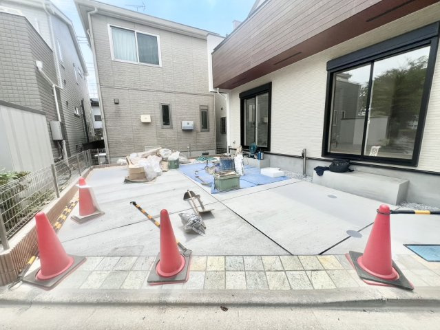 志木市中宗岡４丁目の新築一戸建の駐車場|カースペースは並列で2台分あります。