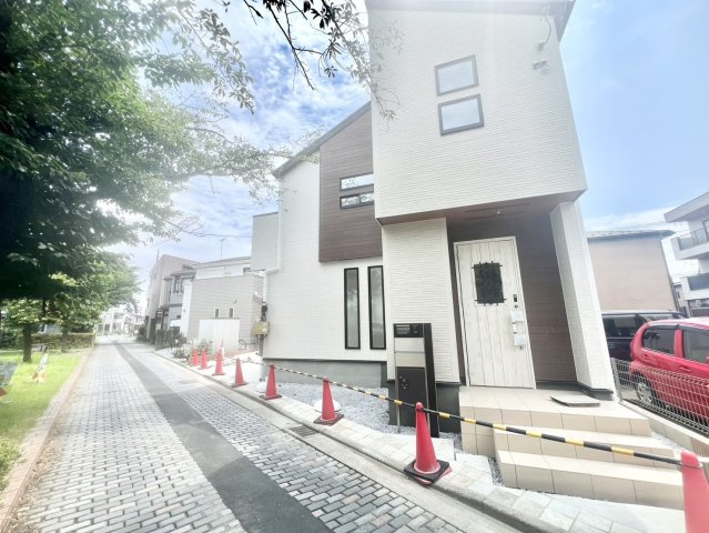志木市中宗岡４丁目の新築一戸建の前面道路含む現地写真|前面道路には遊歩道があり、緑が多く落ち着いた環境です。