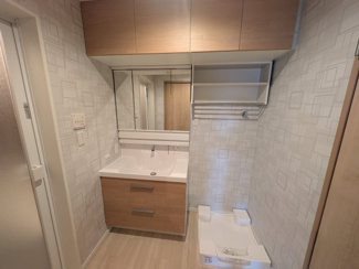 【独立洗面台】 | 仮称）山田１丁目新築マンション | 天袋、ランドリー棚付　2段スライド収納　