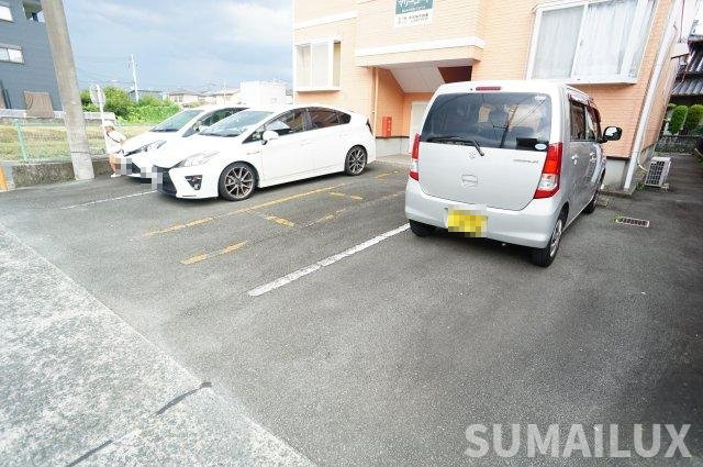 マリーコートの駐車場