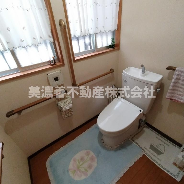 ６５３７５　岐阜市粟野西中古戸建のトイレ