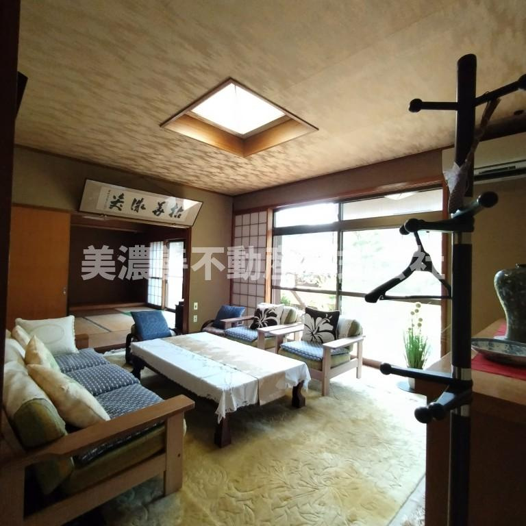 ６５３７５　岐阜市粟野西中古戸建の居間・リビング