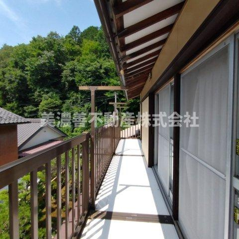 ６５３７５　岐阜市粟野西中古戸建のバルコニー