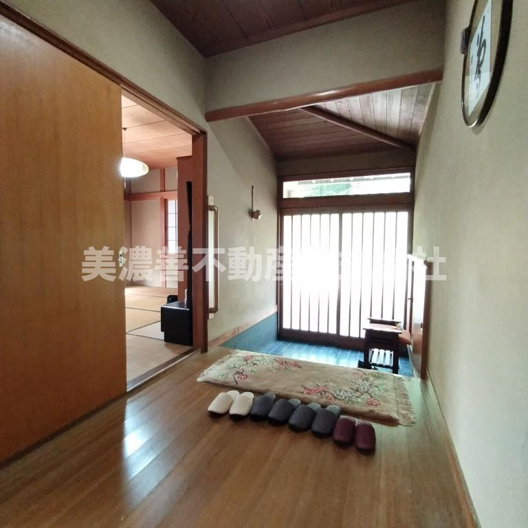 ６５３７５　岐阜市粟野西中古戸建の玄関