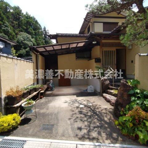 ６５３７５　岐阜市粟野西中古戸建の駐車場