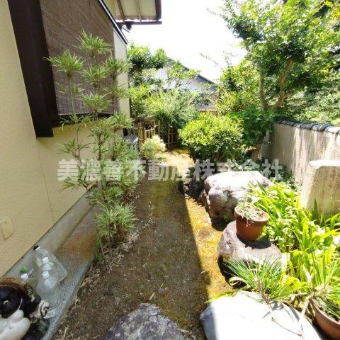 ６５３７５　岐阜市粟野西中古戸建の庭
