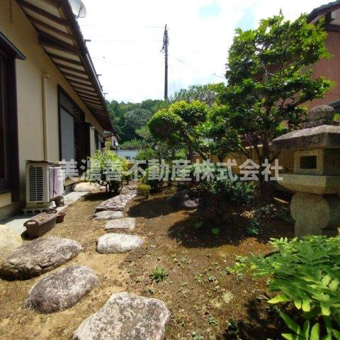 ６５３７５　岐阜市粟野西中古戸建の庭