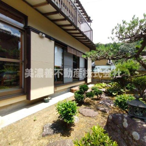 ６５３７５　岐阜市粟野西中古戸建の庭